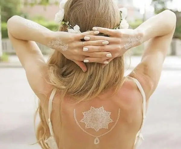 Braut mit Hochzeitstattoo