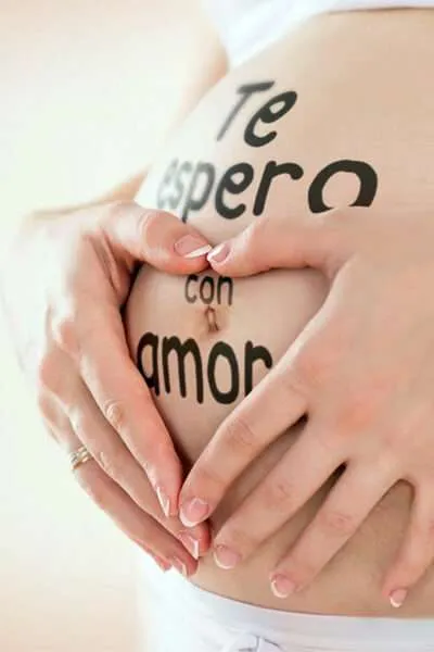 Idée de tatouage temporaire pour un ventre de femme enceinte